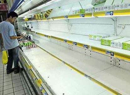 La retirada de productos lácteos se nota en los supermercados chinos, como este de Shangai.