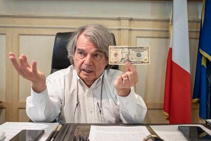 El Renato Brunetta, ministro Italiano de Administraciones Públicas, muestra un billete de 10 dólares con el rostro de Alexander Hamilton durante la entrevista con EL PAÍS.