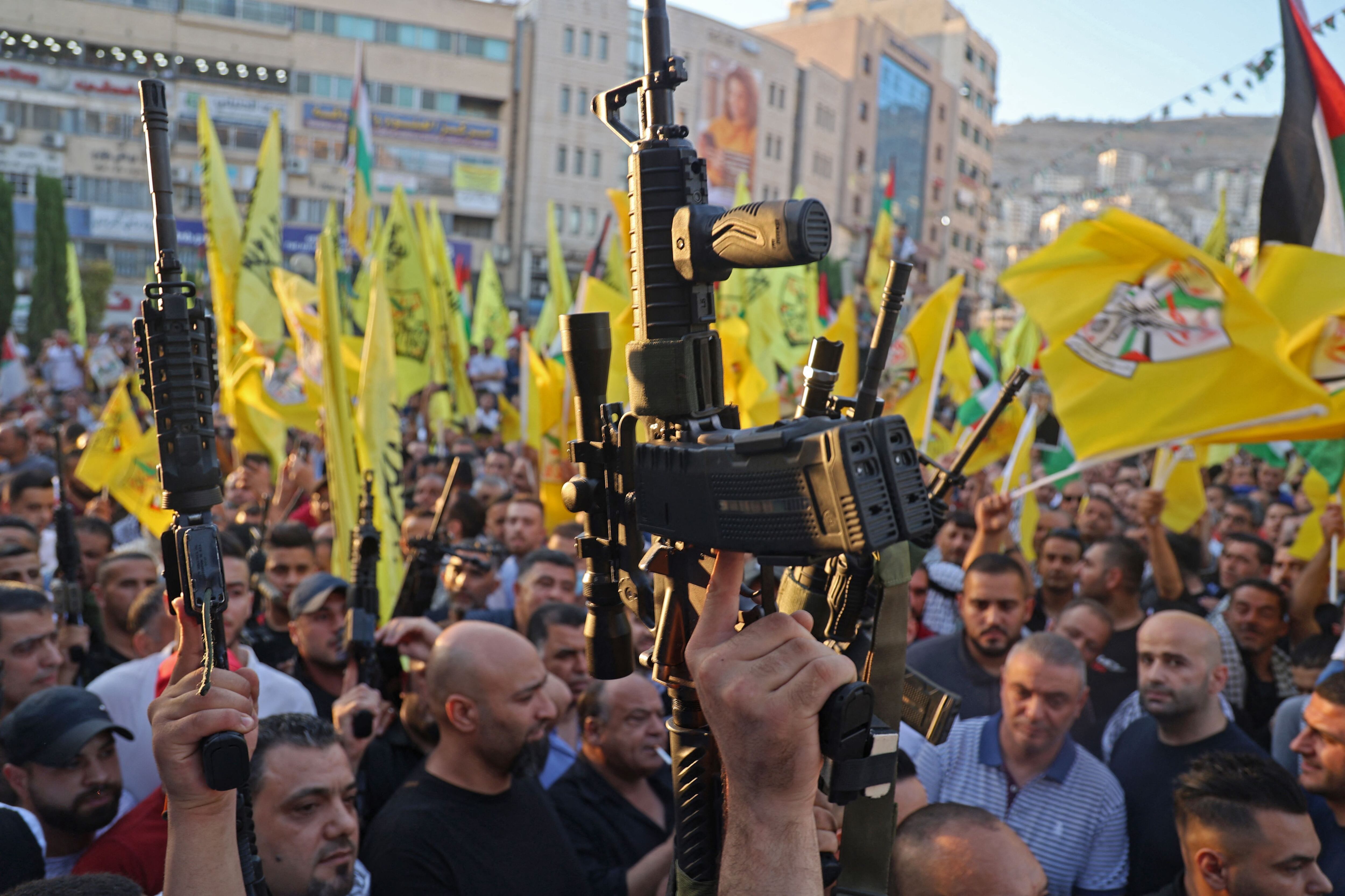 Partidarios de Fatah expresan su apoyo al presidente palestino, Mahmud Abbas, el miércoles en Nablus.