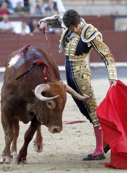 Castella, con el primero de la tarde, al que le cortó las dos orejas.