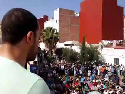 De espaldas, Nasser Zafzafi, el líder del movimiento que abandera las protestas en la ciudad desde hace medio año en el Rif, este viernes.