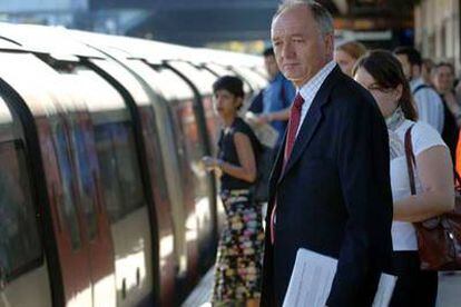 El alcalde londinense, Ken Livingstone, se apresta a abordar el metro en la estación de Willesden Green.