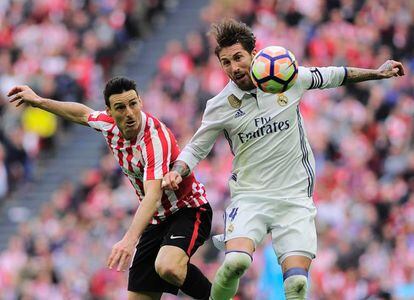 El delantero del Athletic Bilbao Aritz Aduriz compite con el defensa del Real Madrid, Sergio Ramos.