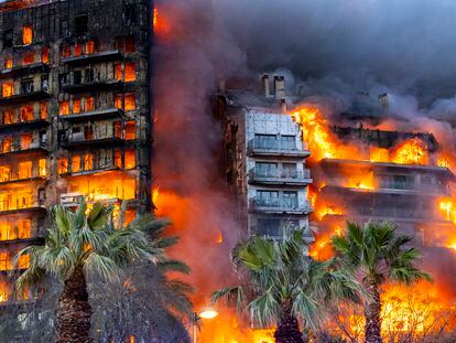 Imagen del fuego propagado por los dos bloques en el complejo residencial del barrio valenciano de Campanar.