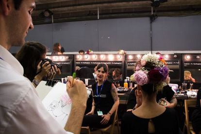 Joel Miñana dibuixant al 'backstage' de Celia Vela en l'última edició del 080.