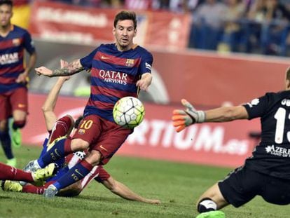 Messi xuta la pilota per fer el segon del Barça.