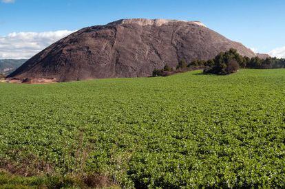 Monta&ntilde;a de residuos en Sallet generada por las minas de potasa.