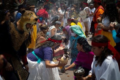 Danzantes participan en una ceremonia el 17 de mayo en el Zócalo de Ciudad de México.