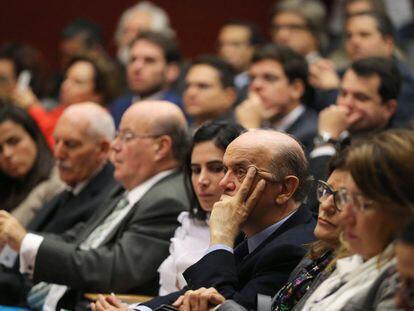 Jos&eacute; Serra, al centro, en un seminario en Lisboa.