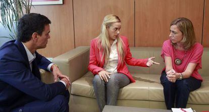 El l&iacute;der del PSOE, Pedro S&aacute;nchez, y la exministra Carme Chac&oacute;n (d), reciben a la activista venezolana Lilian Tintori, esposa de Leopoldo L&oacute;pez.