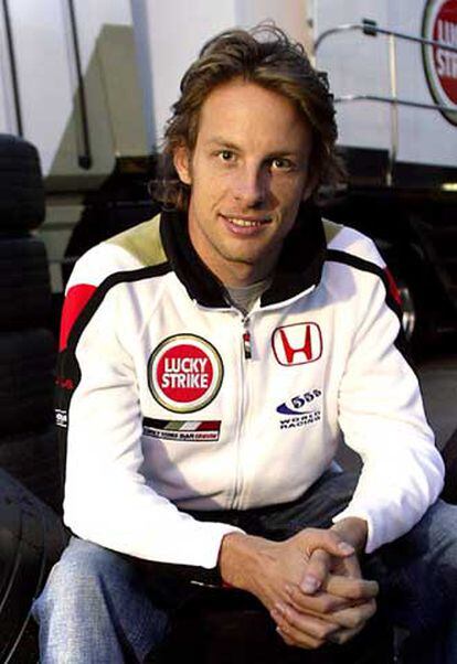 Jenson Button, junto a uno de los camiones de su equipo, BAR-Honda.