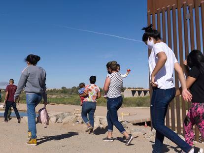 Un grupo de migrantes brasileños caminan pro la frontera de EE UU y México