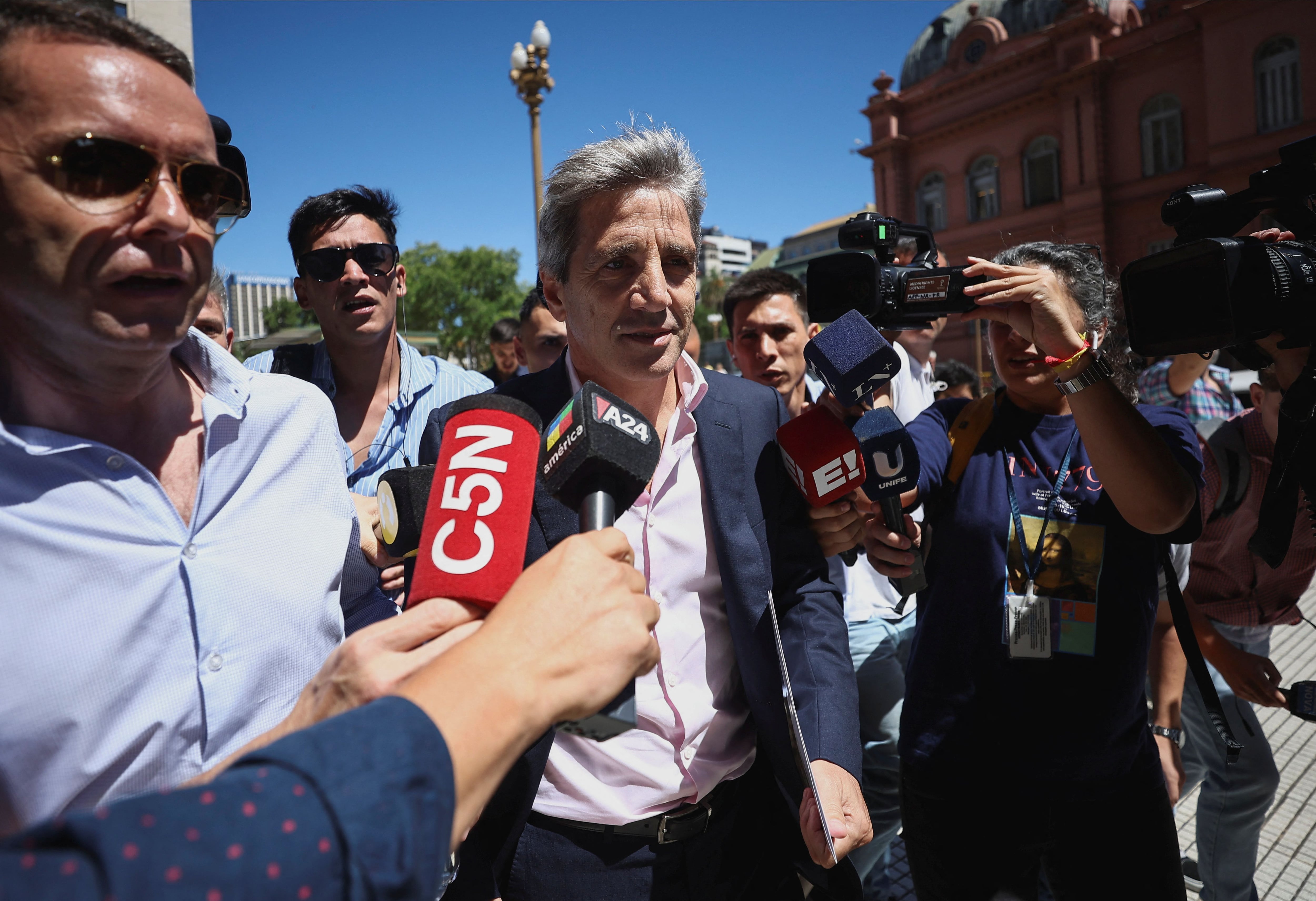 Argentina devalúa un 50% su moneda