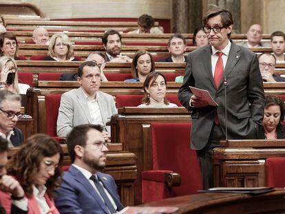 El líder del PSC, Salvador Illa, durante la sesión de control al Govern este miércoles en el pleno del Parlament.