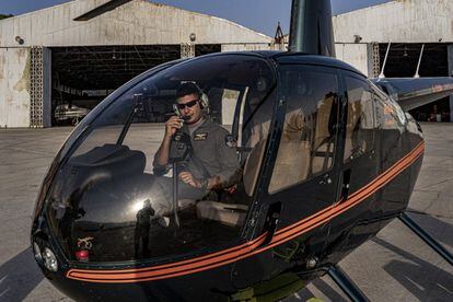 Un piloto militar libanés prepara un helicóptero Raven II R44 de cuatro plazas para un vuelo con turistas en la Base Aérea de Rayak, en el valle de la Bekaa, Líbano. Desde julio de 2021, el empobrecido ejército libanés ofrece a los turistas excursiones en helicóptero, en un intento desesperado de obtener ingresos. Los soldados, que ganaban el equivalente a 850 dólares al mes, han visto su salario mensual reducirse a 90 dólares mensuales, y el de los oficiales no es mucho mejor. La moneda ha perdido un 90% de su valor desde 2019.