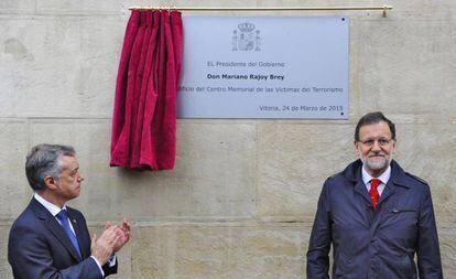 Placa conmemorativa que descubrieron Mariano Rajoy e Iñigo Urkullu para simbolizar la colocación de la primera piedra del Centro Memorial.