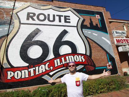 Adrián Rodríguez delante de un cartel de la Ruta 66 en Pontiac, una de las ciudades de Illinois por donde transcurre este mítico viaje por carretera.