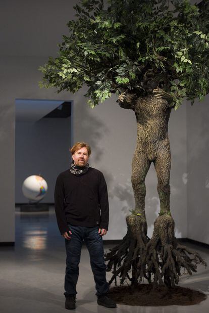 Federico Guzmán posa junto a su obra <i>Hombre=Árbol</i>, en la sala Santa Inés de Sevilla.