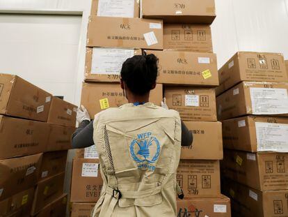 Una trabajadora del Programa Mundial de Alimentos de la ONU organiza paquetes de comida en el aeropuerto de Adís Abeba (Etiopía).