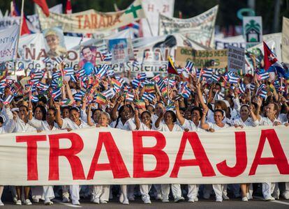 La Habana, Cuba. Un numeroso grupo de trabajadoras cubanas ondea banderas durante la manifestaci&oacute;n para festejar el 1&ordm; de mayo. 