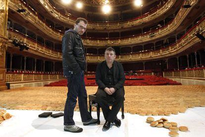 El director y dramaturgo Rodrigo García (izquierda) y el pianista Marino Formenti, ayer sobre el escenario del teatro María Guerrero.