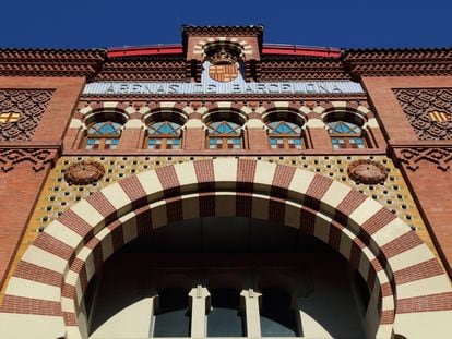 Fachada neomudéjar de la antigua plaza de toros de las Arenas de Barcelona, hoy un centro comercial.