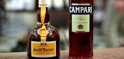 Una botella de Grand Marnier junto a otra de Campari.