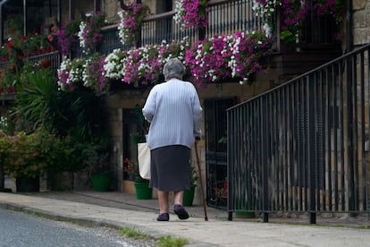 Una mujer pasea por Villacarrido, un pueblo de los valles de Cantabria.
