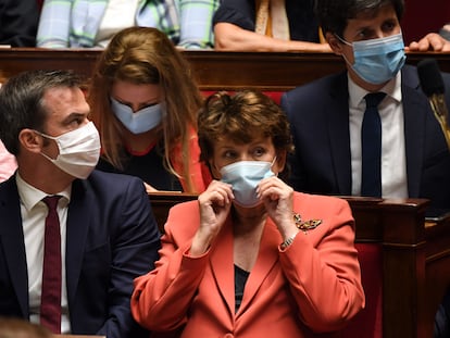 Los ministros de Sanidad, Olivier Véran, y de Cultura, Roselyne Bachelot, durante la sesión parlamentaria del martes en la que se discutió la gratuidad de las mascarillas.