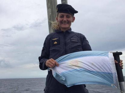 Eliana Mar&iacute;a Krawczyk con la bandera argentina.