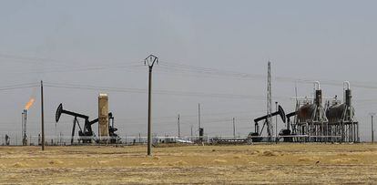 Yacimiento de petróleo bajo control kurdo en Rameilan, en el norte de Siria.
