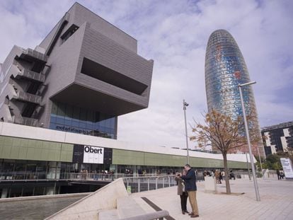 Edificio del Museo del Diseño de Barcelona, junto a la torre Agbar, en la plaza de las Glòries de Barcelona.