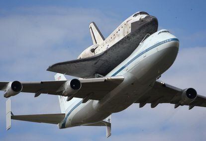 El transborador espacial sobre el boeing que lo soporta sobrevuela el aeropuerto de Dulles en Washington.