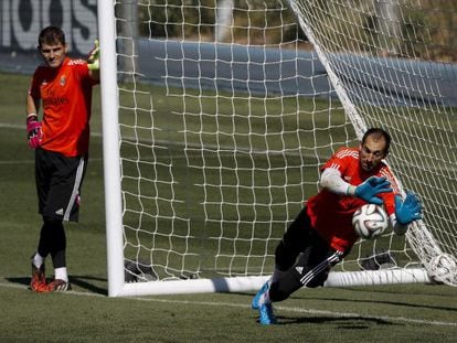 Casillas observa a Diego L&oacute;pez en el entrenamiento del Real Madrid ayer en Valdebebas