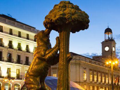 Estatua del oso y el madro&ntilde;o, s&iacute;mbolo madrile&ntilde;o, en la Puerta del Sol.