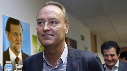 Alberto Fabra, seguido de José Ciscar, en la sede del PPCV.