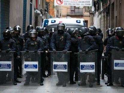 Antidisturbios de los Mossos en El Raval de Barcelona.