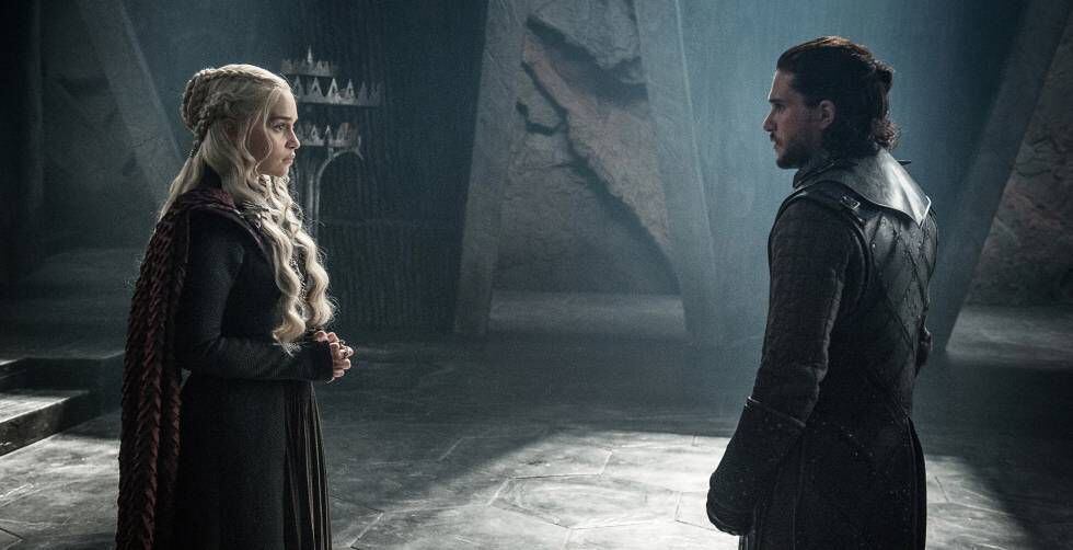 Emilia Clarke, quien interpreta a Daenerys Targaryen y Kit Haringto, que interpreta a Jon Nieve, en una escena de la serie.