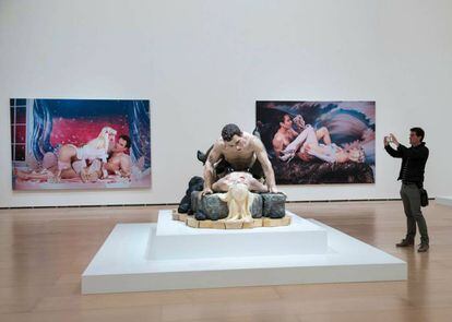 Escultura y fotografías de Jeff Koons con Cicciolina en la exposición restrospectiva que le dedicó el Museo Guggenheim de Bilbao, en 2015. |