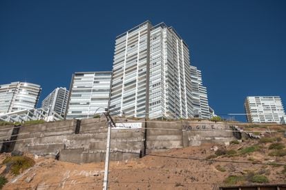Vista de las edificaciones del borde costero en la comuna de Concón.
