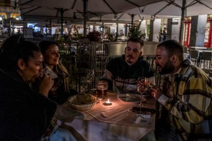 Un grupo de amigos cenaba en noviembre en una terraza en Madrid.