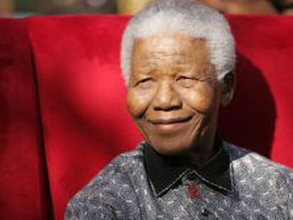 Fotograf&iacute;a de archivo del 20 de julio de 2005 del Premio Nobel de Paz sudafricano Nelson Mandela durante su cumplea&ntilde;os en Johanesurgo (Sud&aacute;frica). El expresidente sudafricano Nelson Mandela ha muerto a los 95 a&ntilde;os, inform&oacute; hoy la Presidencia de Sud&aacute;frica. EFE/KIM LUDBROOK