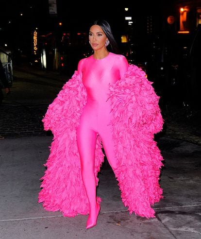 Con este mismo mono de Balenciaga fue vista Kim Kardashian tras su aparición en el programa estadounidense Saturday Night Live en octubre de 2021 que, a diferencia de Pe, combinó con un abrigo largo de plumas del mismo tono.