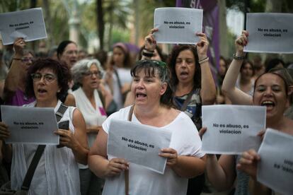 Protestas ayer en Barcelona donde se juzgaba un caso de violación en Manresa.