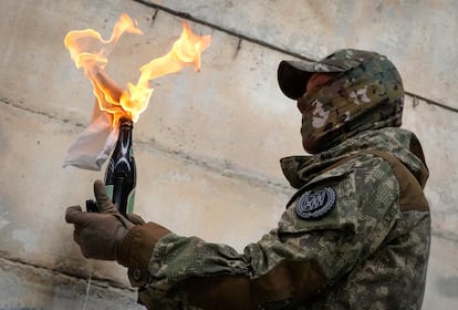 Un ucranio prepara un 'cóctel molotov' cerca de Kiev