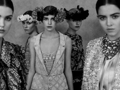 Una de las fotografías realizadas por Anton Corbijn del desfile de alta costura de Chanel de esta primavera-verano.