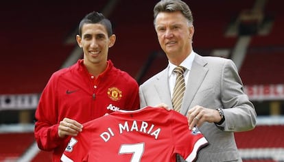Angel Di María posa junto a Van Gaal con su nueva camiseta.