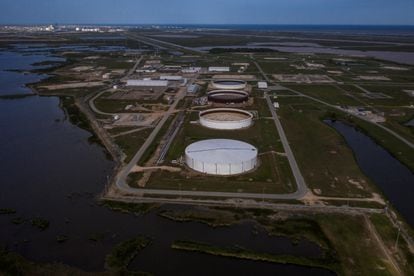 Aerial view of several crude oil tanks that are part of the US strategic reserves in Freeport (Texas).