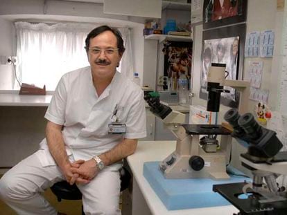 El microbiólogo Jordi Vila, en el laboratorio del hospital Clínico de Barcelona.