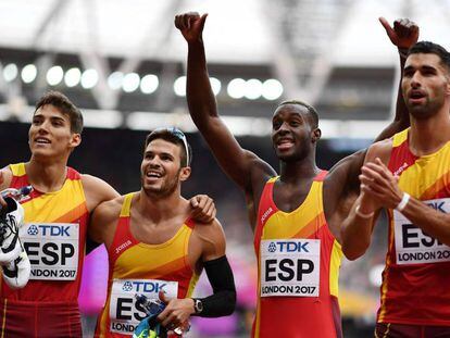 El equipo español de relevos tras calificar a la final.